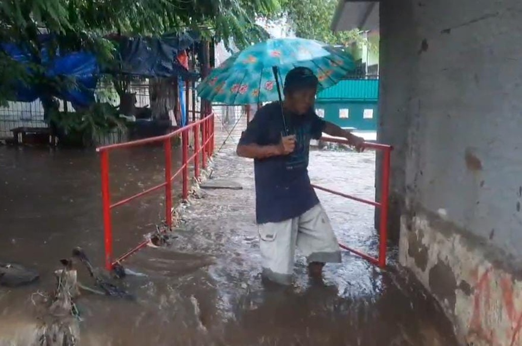 Banjir Rendam Permukiman di Jatinegara Jaktim usai Hujan, Aktivitas Warga Terganggu