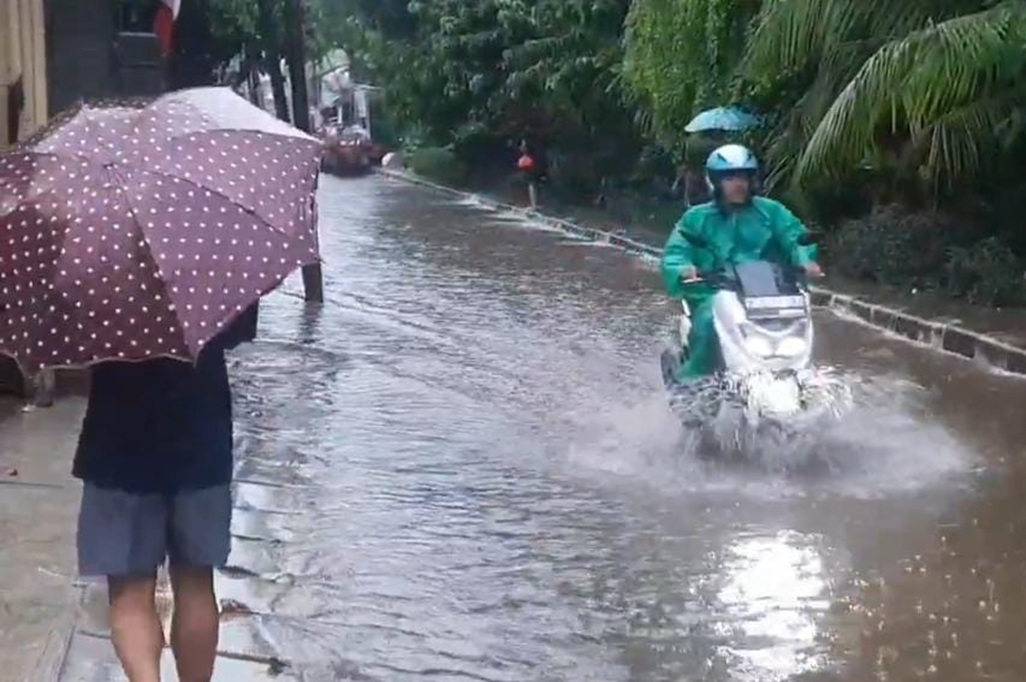 Update Banjir Jakarta: 30 RT Terendam, Ketinggian Capai 90 Cm