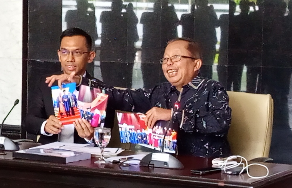 Hakim MK Arsul Sani Juga Tunjukkan Foto Wisuda untuk Bantah Tuduhan Ijazah Palsu