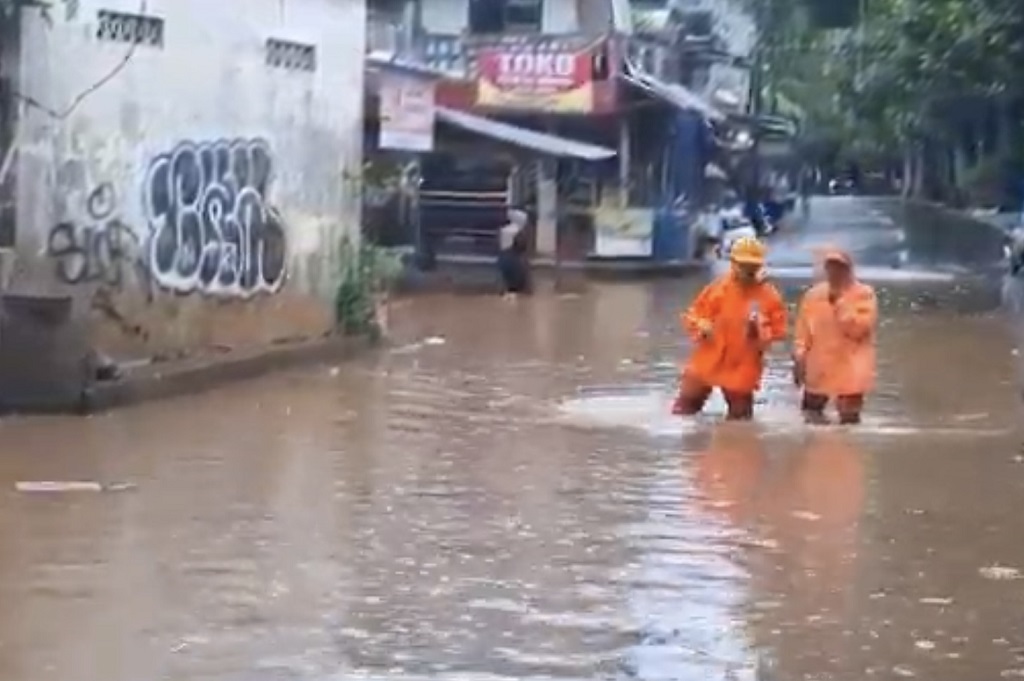Banjir di Warung Buncit Jaksel, Arus Lalu Lintas Lumpuh!