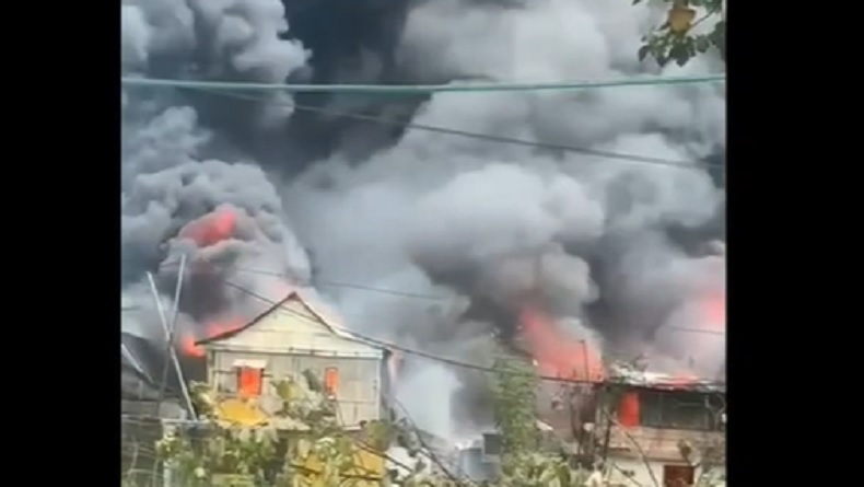 Tawuran Pemuda Pecah di Makassar, 7 Rumah Hangus Dilalap Api