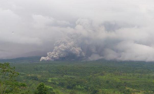 Status Gunung Semeru Naik Siaga usai Meletus Dahsyat