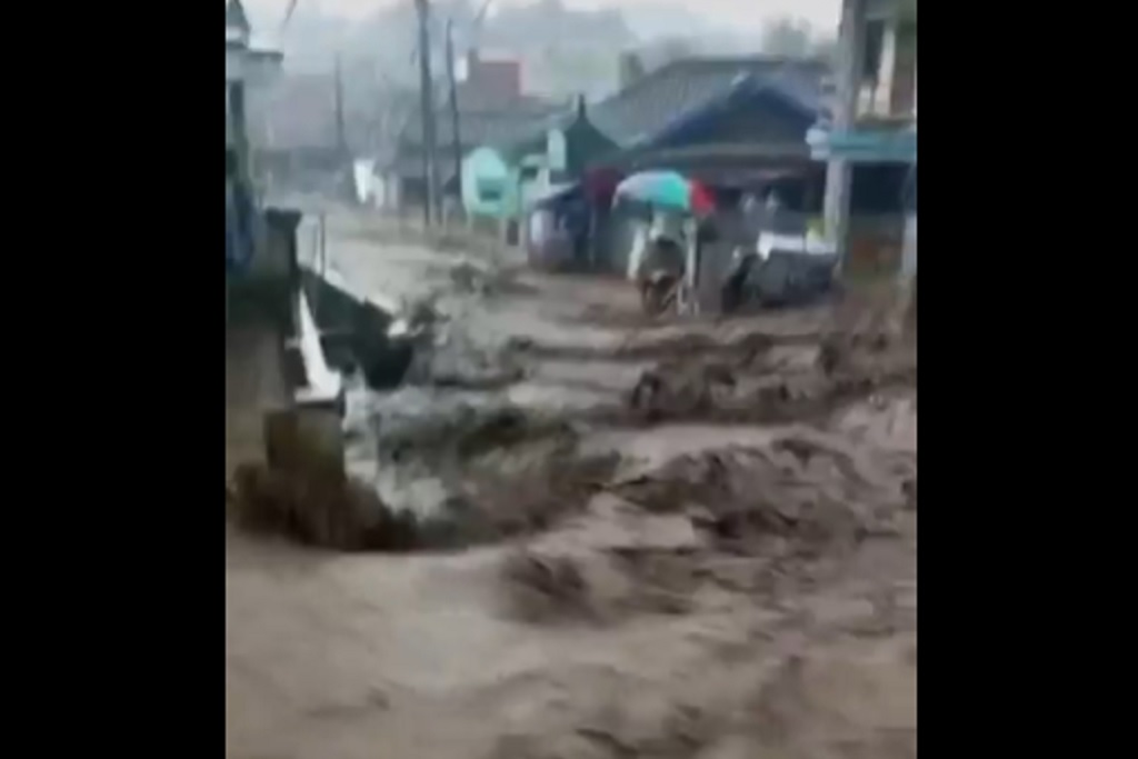 Banjir Bandang Terjang 3 Kampung di Kaki Papandayan Garut, Puluhan Rumah Rusak