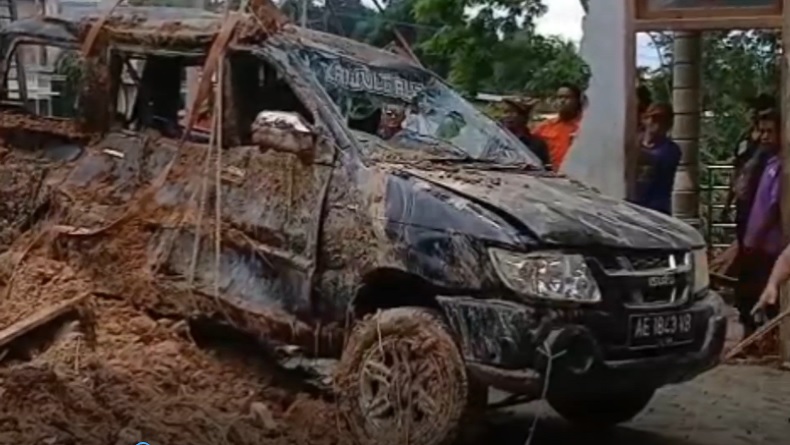 Longsor di Ponorogo Timbun 2 Rumah dan 3 Mobil, Akses Jalan Desa Terputus