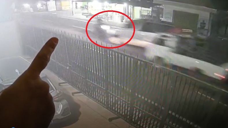 Detik-Detik 2 Pemotor Tewas Terpental Tabrakan dengan Mobil di Sampang Terekam CCTV