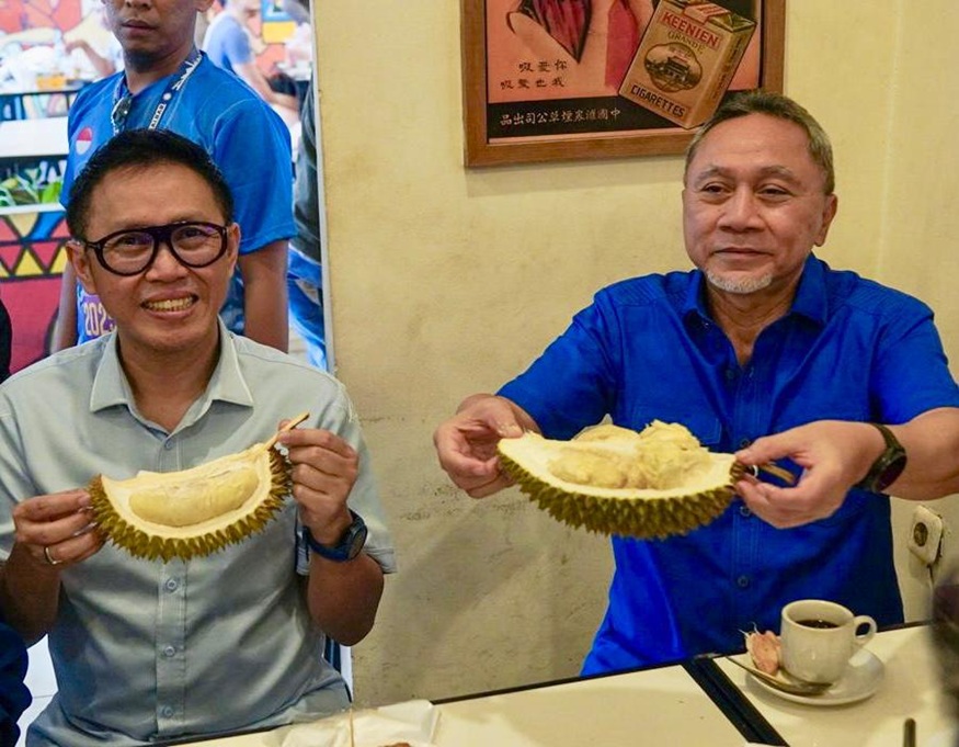 Menko Zulhas Makan Durian di Pontianak: Ini Asli Indonesia, Bukan Malaysia
