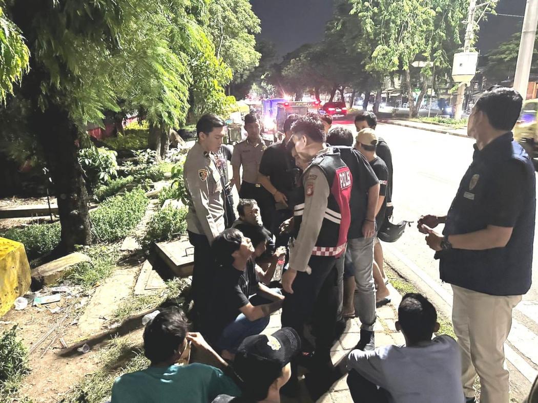 Viral, Sopir dan Kenek Mobil Boks Dikeroyok Preman di Grogol Petamburan