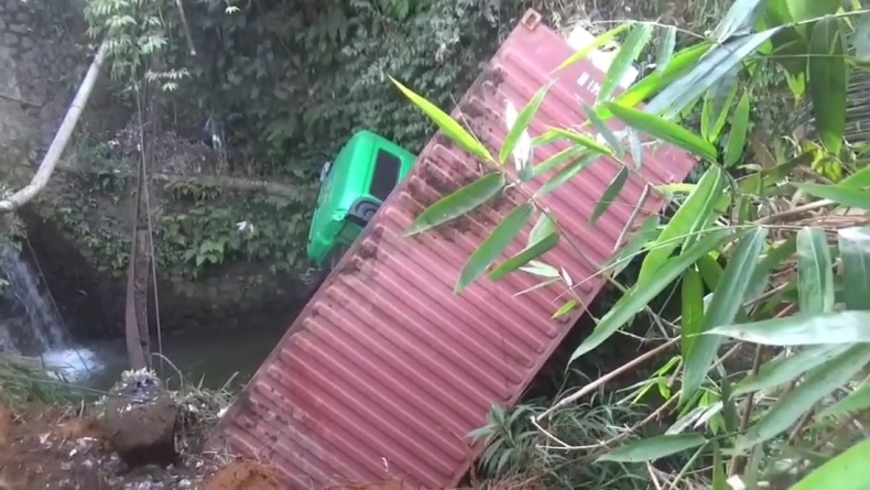 Kecelakaan di Sukabumi, Truk Kontainer Tabrak Pembatas Jalan Terjun ke Sungai