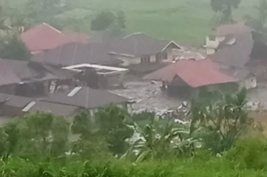 Banjir Bandang di Agam, 2 Warga Tewas dan Puluhan Rumah Rusak hingga Hanyut Terbawa Arus