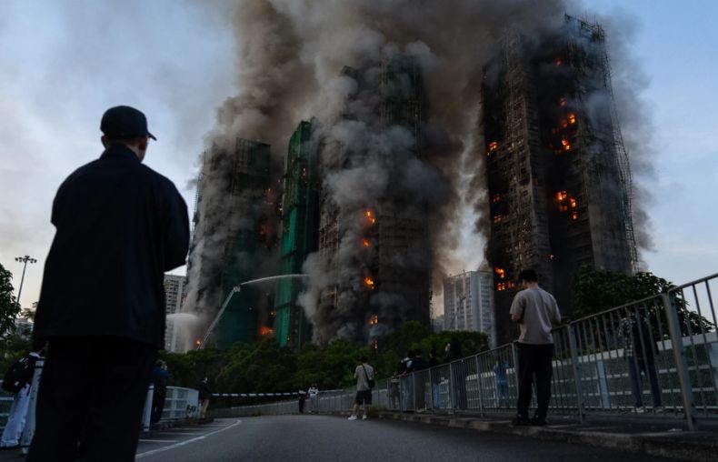 55 Orang Tewas dalam Kebakaran Blok Apartemen Hong Kong, Api Masih Berkobar
