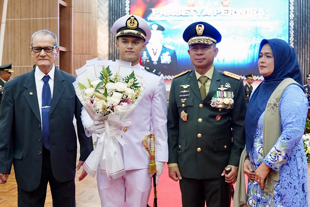 Lifter Rizki Juniansyah Dilantik Jadi Perwira TNI AL