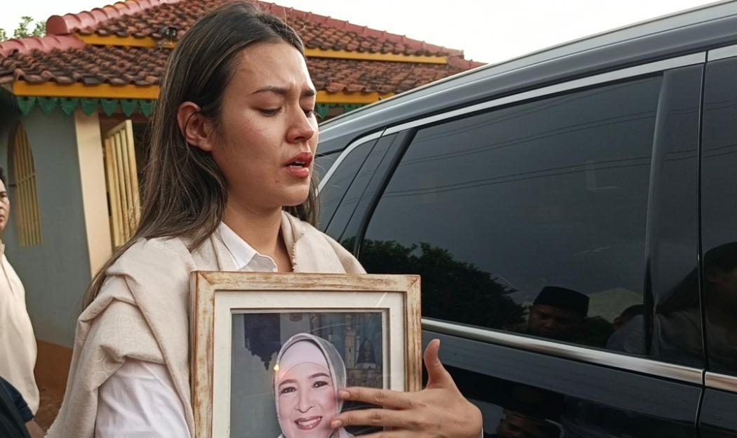 Tangis Raisa Pecah Peluk Foto sang Ibu usai Pemakaman: Mohon Doanya