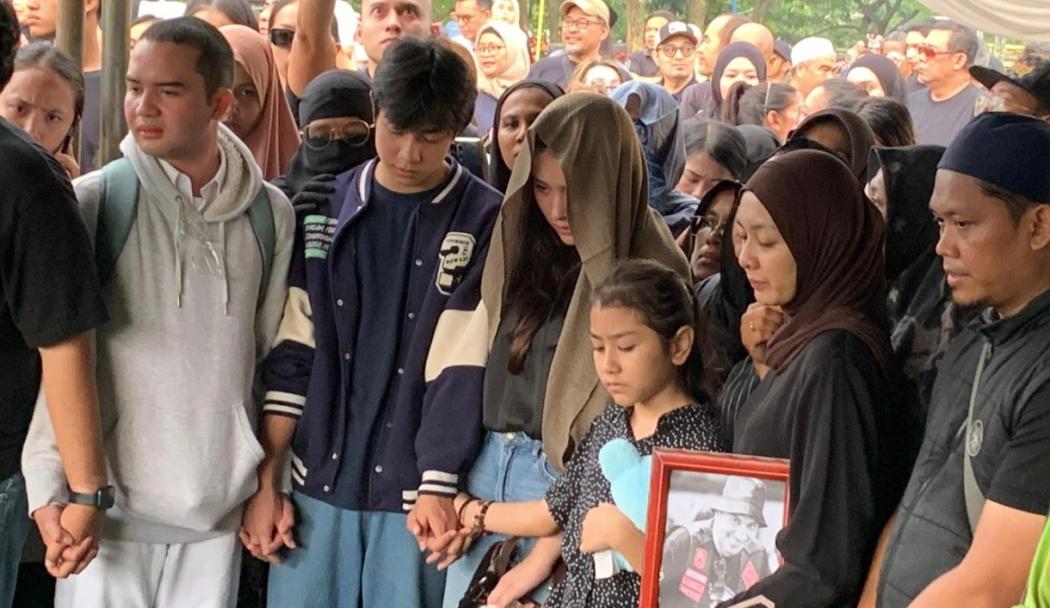 Makamkan sang Suami, Richa Novisha Peluk Erat Foto Gary Iskak
