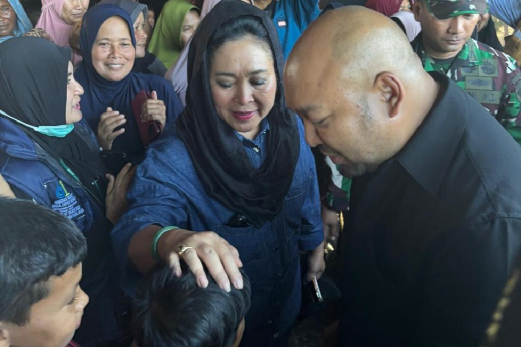 Titiek Bareng Didit Temui Korban Banjir Aceh: Sabar Ya, Insya Allah Kami Bantu
