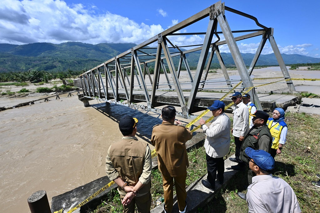 Momen Prabowo Cek Jembatan Pante Dona yang Putus akibat Banjir di Aceh