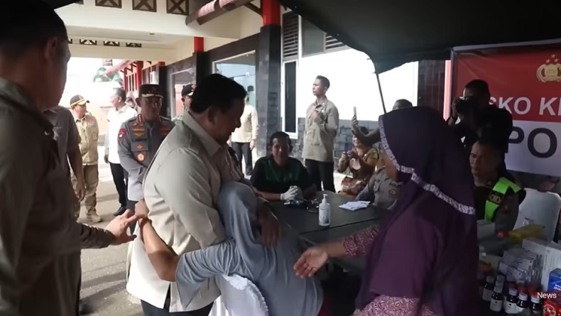 Haru! Seorang Ibu Peluk Prabowo Sambil Menangis saat Kunjungi Korban Banjir