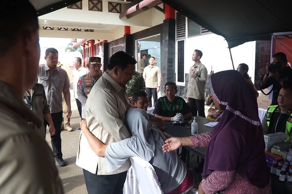 Momen Prabowo Dipeluk Warga saat Tinjau Pengungsian di Tapteng