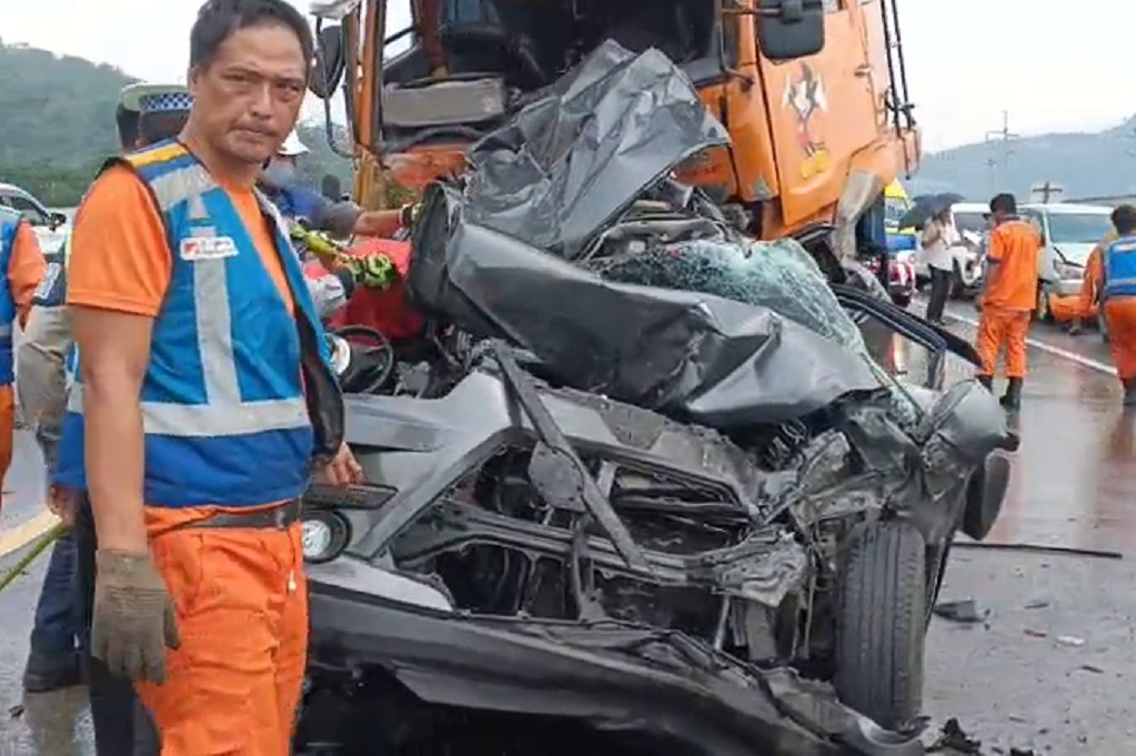 Penampakan Mobil Ringsek Imbas Kecelakaan Beruntun Tewaskan 1 Orang di Tol Cipularang