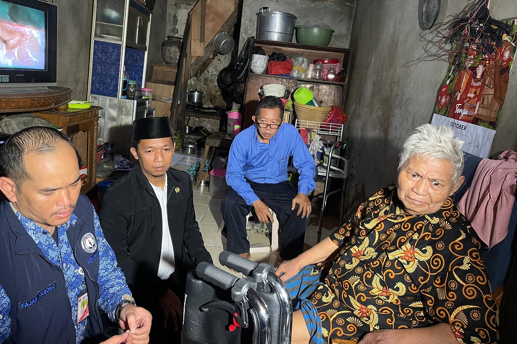 Anggota DPRD DKI Dina Masyusin Serahkan Kursi Roda kepada Warga Cengkareng