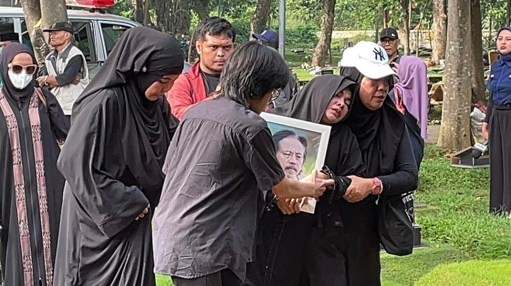 Jenazah Epy Kusnandar Tiba di TPU Jeruk Purut, Karina Ranau Peluk Erat Foto Suami 