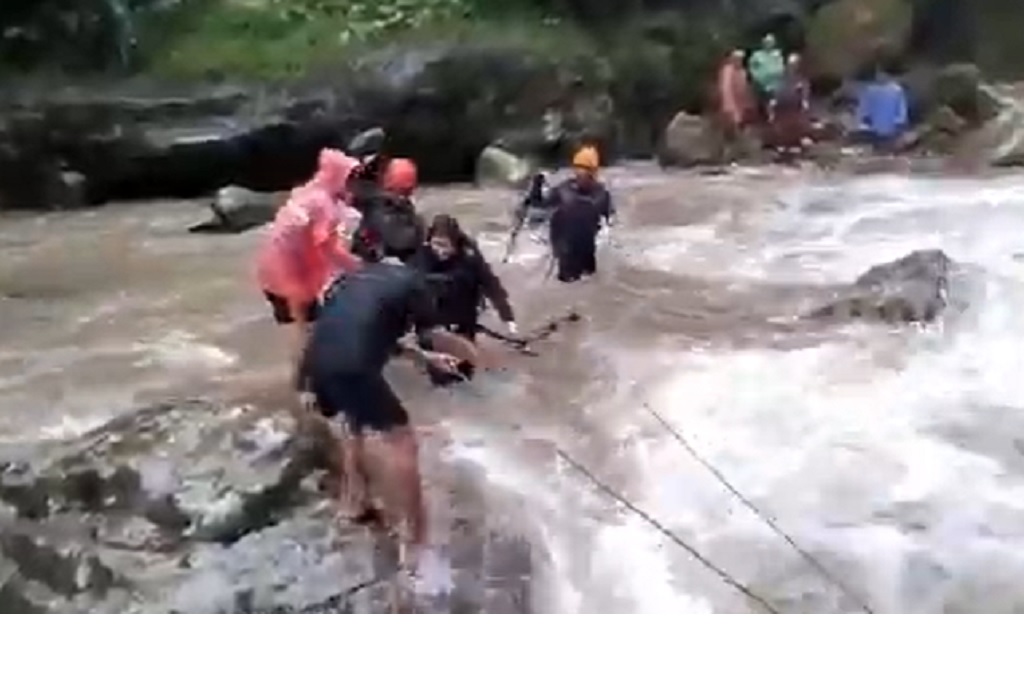 Detik-Detik Mencekam 5 Wisatawan Terjebak Air Bah di Curug Seribu Bogor