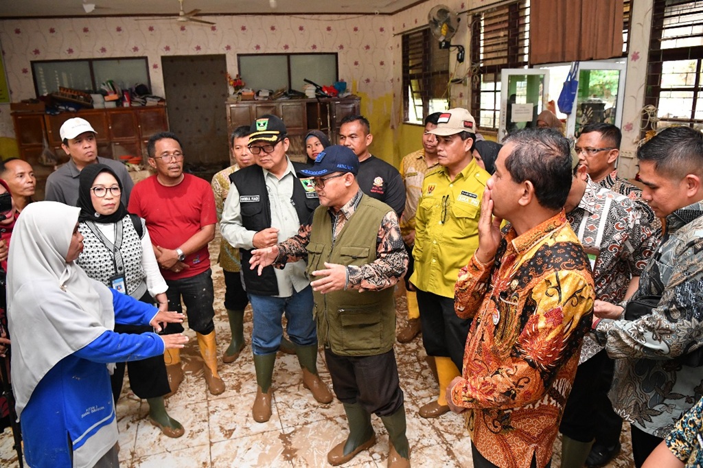 Mendikdasmen Kunjungi Lokasi Banjir di Sumbar, Serahkan Bantuan ke 7 Sekolah