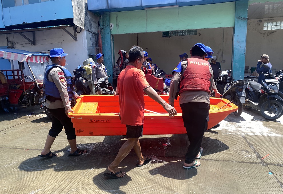 Ditpolairud Polda Metro Kerahkan Perahu Kecil Bantu Evakuasi Anak Sekolah terdampak Banjir Rob 