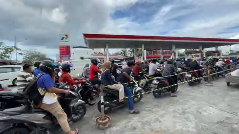 Sejumlah SPBU di Aceh Barat Diserbu Warga, Antrean Kendaraan Mengular Panjang