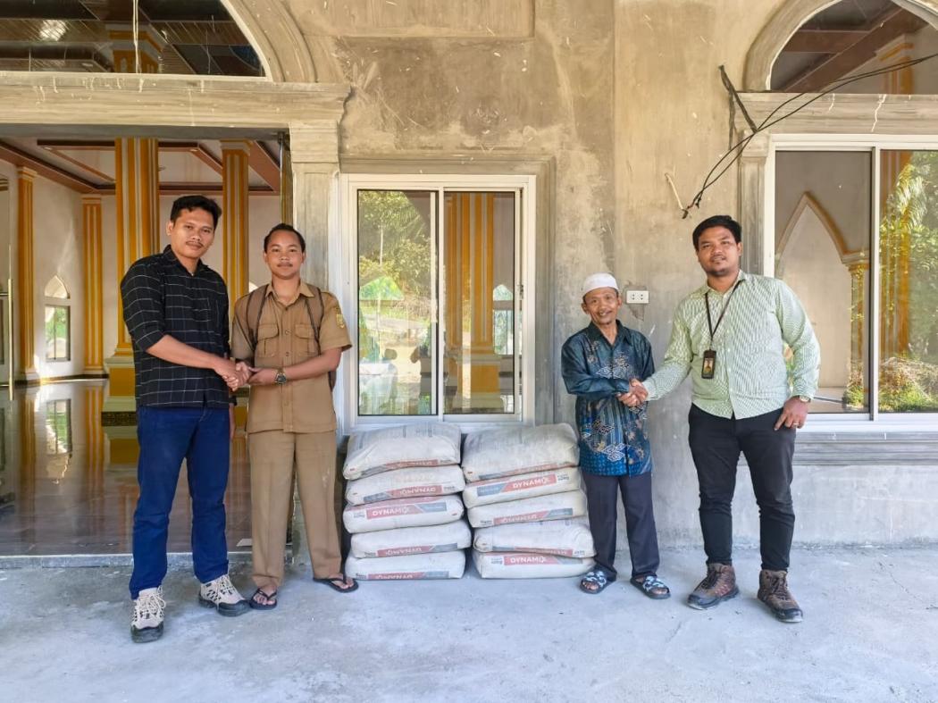 PT SRL Salurkan 135 Sak Semen untuk Pembangunan Masjid Baiturrahman