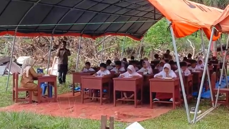 Sekolah Diterjang Banjir Longsor, Ujian Semester SD 05 Batang Anai Digelar di Tenda Darurat