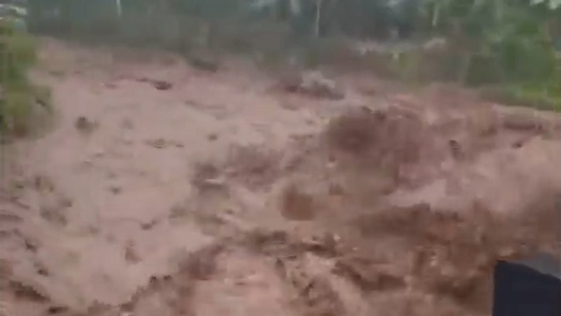 Detik-Detik Menegangkan Banjir Berlumpur dari Lereng Gunung Argopuro Meluncur Deras