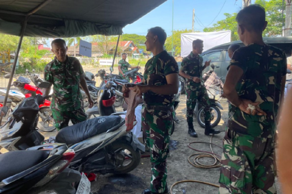 Korban Banjir di Lhokseumawe Aceh Serbu Servis Motor dan Oli Gratis TNI