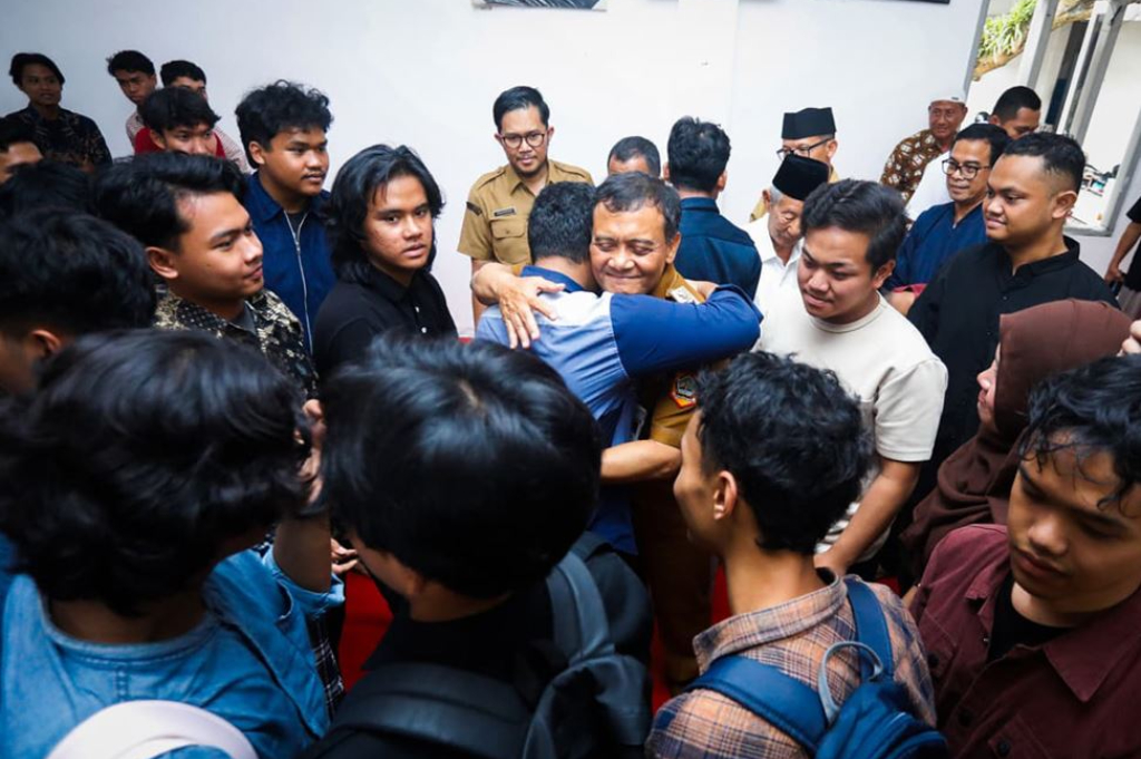 Gubernur Jateng Bantu Mahasiswa Aceh, Sumut dan Sumbar yang Kuliah di Semarang