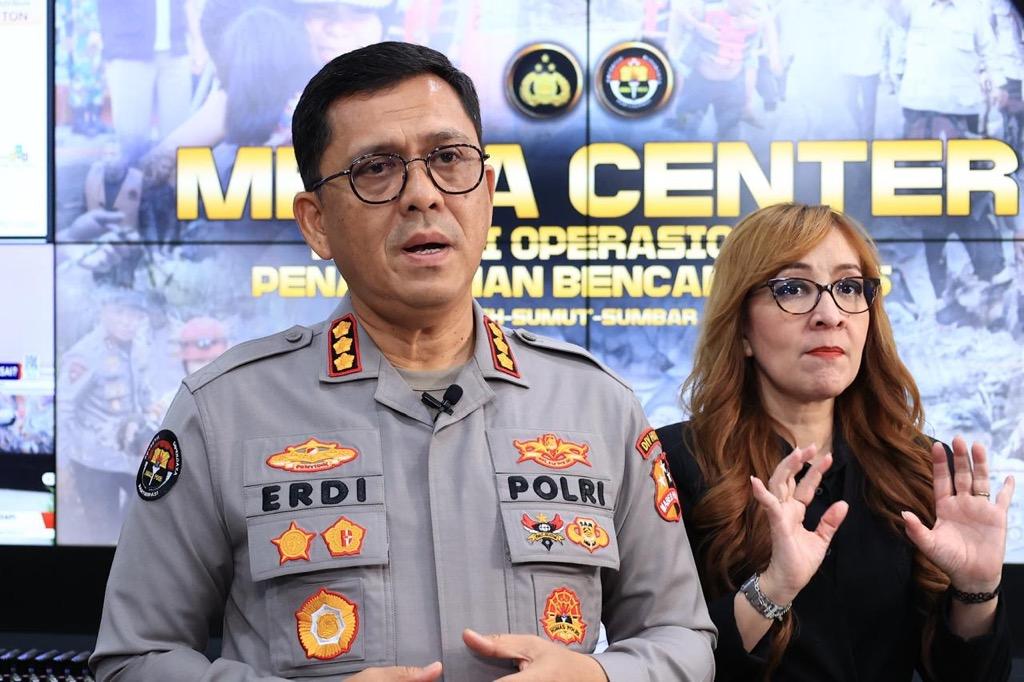 Brimob Gelar Aksi Bersih Pantai Situbondo, Tindaklanjuti Instruksi Presiden