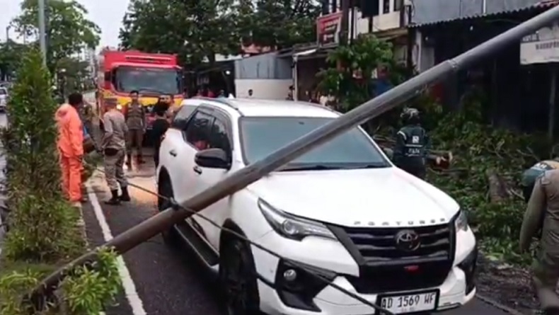 Hujan dan Angin Kencang di Surabaya, Tiang PJU Roboh Timpa Fortuner Ditumpangi Sekeluarga