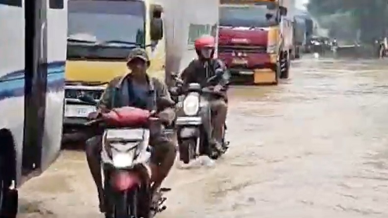 Tanggul Sungai Widodaren Jebol, Jalur Pantura Pati-Rembang Terendam Banjir