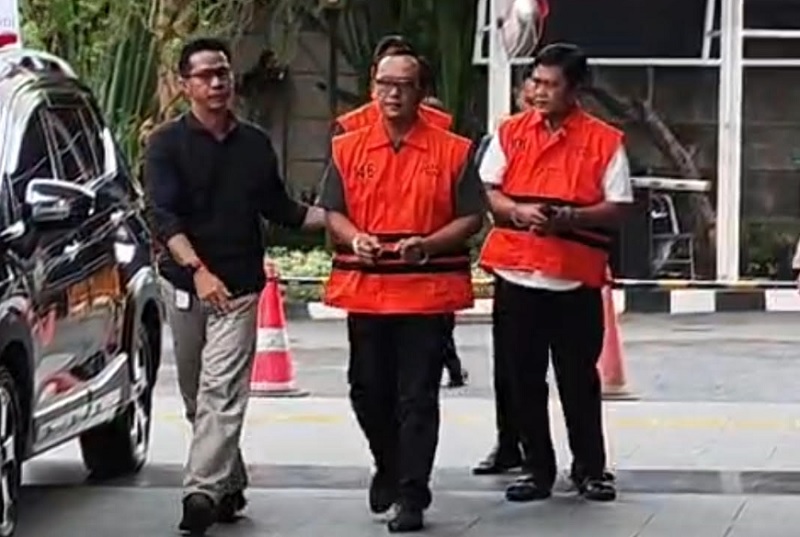 Bupati Lampung Tengah Ardito Wijaya Ditahan KPK! Pakai Rompi Oranye