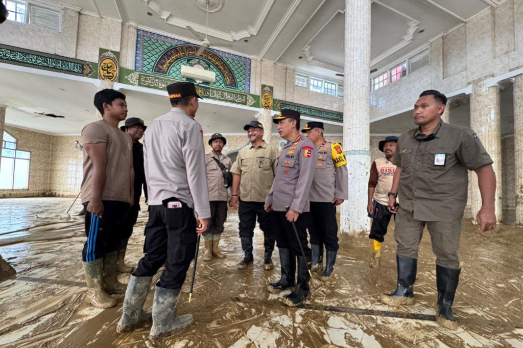 Kapolri Tinjau Pembersihan SD dan Masjid Terdampak Bencana Aceh Tamiang, Ini Arahannya