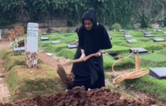 Potret Karina Ranau Mencangkul saat Memugar Makam Epy Kusnandar