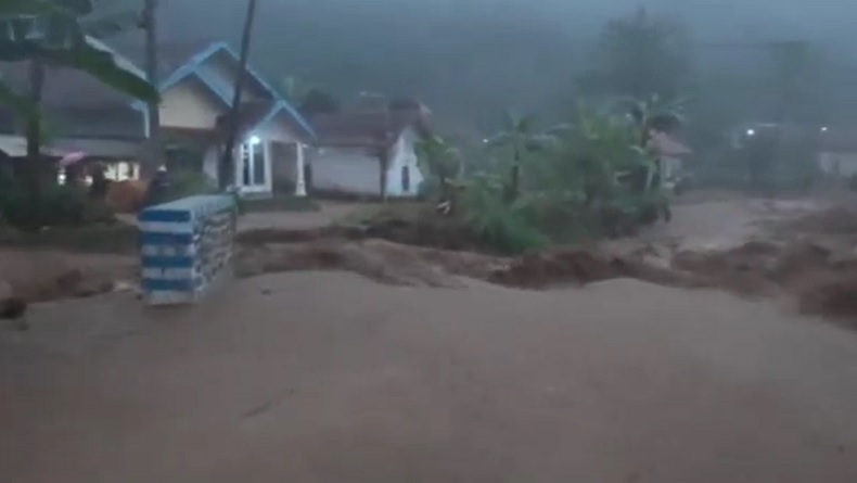Banjir Bandang Terjang Probolinggo, 5 Jembatan Putus Ratusan Warga Terisolasi