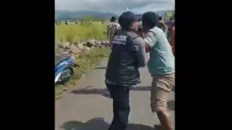 Mencekam! Bentrokan di Halmahera Barat, Warga Saling Serang Gunakan Parang dan Batu