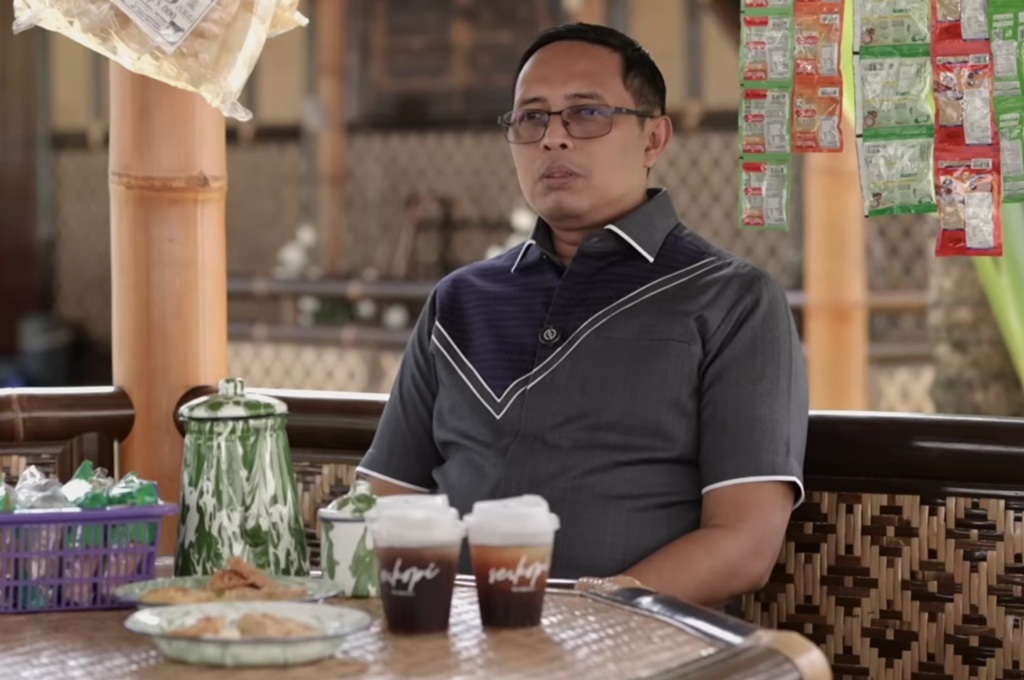 Hasan Nasbi Sebut Kebiasaan Ngopi hingga Makan Gorengan Picu Deforestasi, kok Bisa?