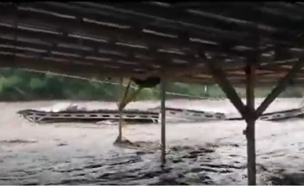 Banjir Luapan Sungai Bedadung Jember Rusak Jembatan dan Hanyutkan Atap Rumah