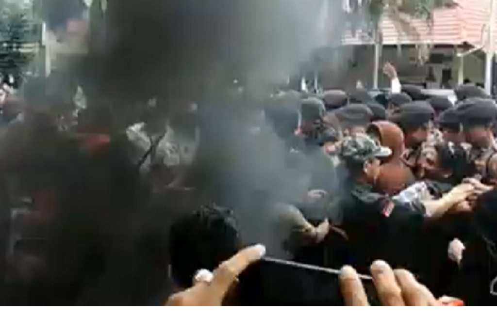 Demo Warga di Polda Sulsel Ricuh, Massa Bakar Ban dan Saling Dorong dengan Polisi