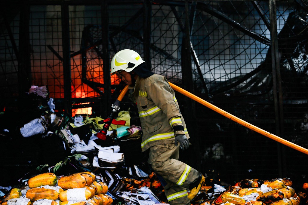 28 Ton Barang Dagangan Hangus Terbakar, Pedagang Pasar Induk Kramat Jati Rugi Rp100 Juta