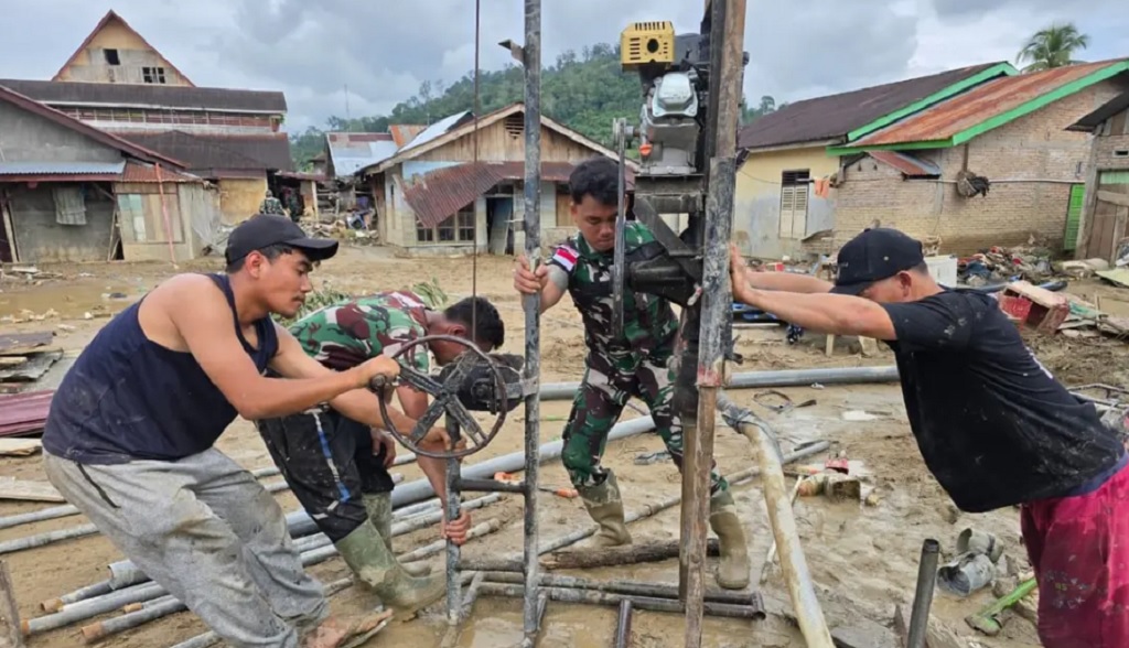 Momen TNI dan Warga Gotong Royong Bangun Sumur Bor untuk Pengungsi di Tapteng
