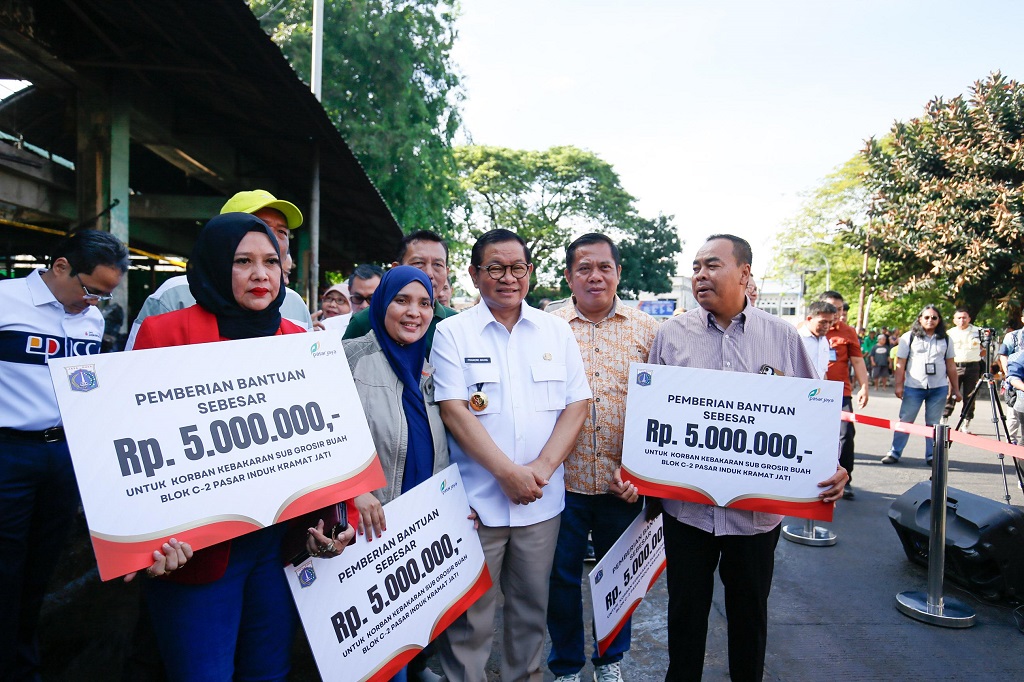 Pramono Salurkan Bantuan ke Pedagang Pasar Kramat Jati Korban Kebakaran, Rp5 Juta per Orang