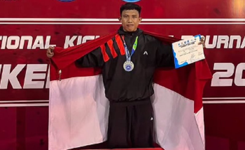 Atlet Kickboxing Riyan Jefri Sumbang Emas ke-61 untuk Indonesia di SEA Games 2025