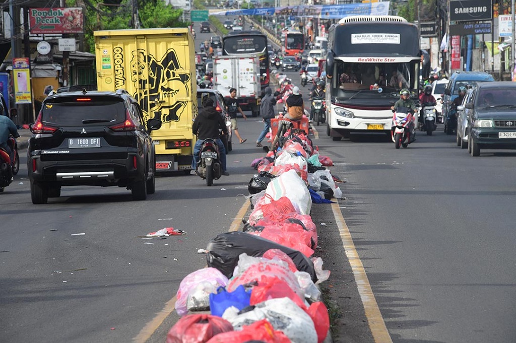TPA Cipeucang Overload, Jalanan di Tangsel Dihiasi Tumpukan Sampah 