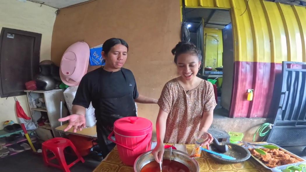 Sukses atau Buntung? Perjalanan Azia Mencoba Profesi Penjual Ayam